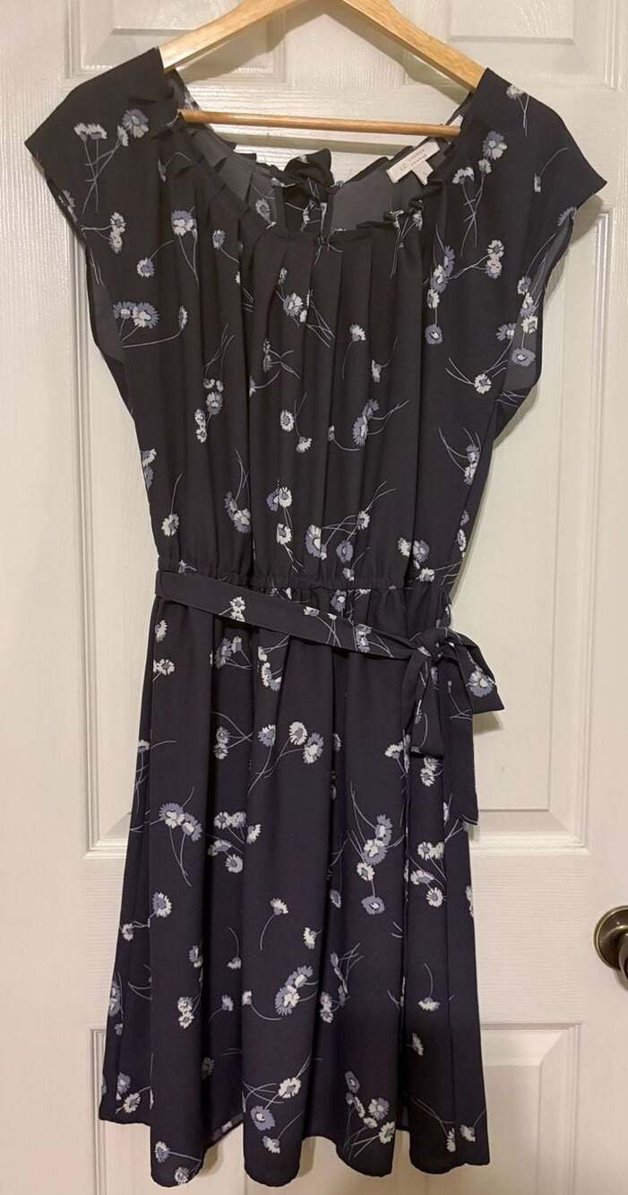 EUC LC Lauren Conrad Gray Floral Pleated Tie-Waist Midi Dress Size Large